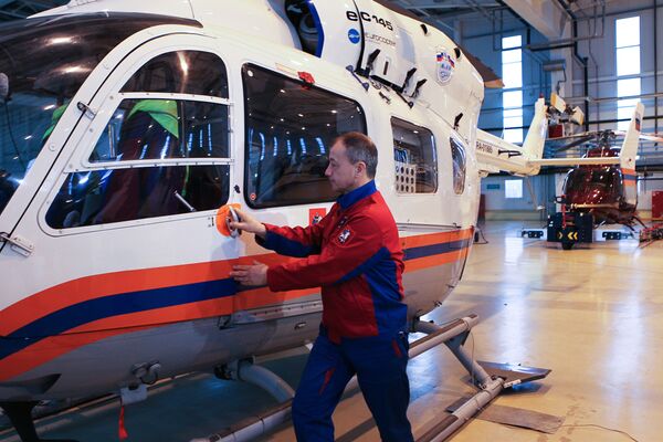 Летчик-спасатель Москвы Юрий Лебедев встречается с пациентом Валерием Афанасьевым Летчик-спасатель Москвы Юрий Лебедев встречается с пациентом Валерием Афанасьевым
