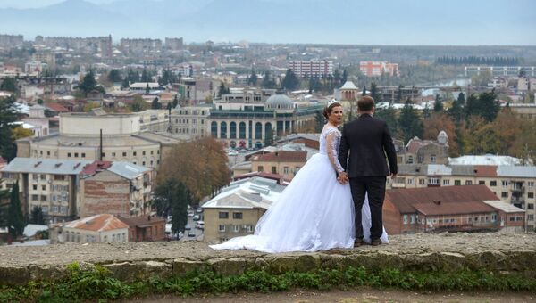 Молодожены на холме Укимериони в Кутаиси Молодожены на холме Укимериони в Кутаиси