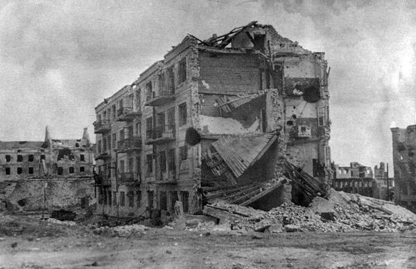 После окончания Сталинградской битвы. На заднем плане — Мельница Гергардта После окончания Сталинградской битвы. На заднем плане — Мельница Гергардта