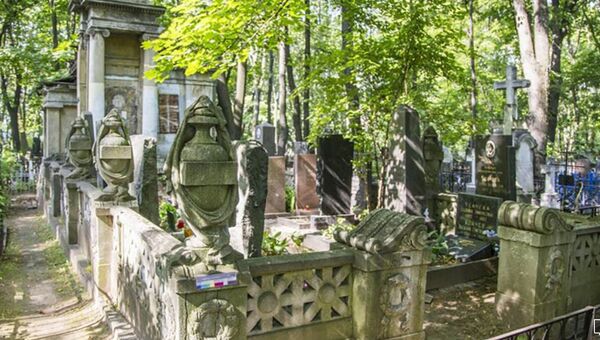 Cклеп семейства Кноп эпохи неоклассицизма на Введенском кладбище в Москве Cклеп семейства Кноп эпохи неоклассицизма на Введенском кладбище в Москве