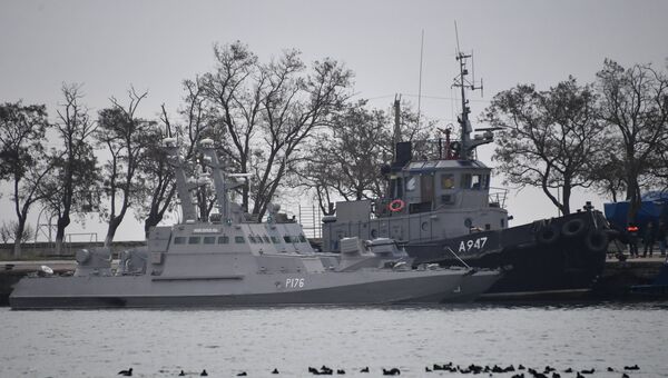 Малые бронированные артиллерийские катера Никополь, Бердянск и рейдовый буксир Яны Капу ВМС Украины в порту Керчи. Архивное фото Малые бронированные артиллерийские катера Никополь, Бердянск и рейдовый буксир Яны Капу ВМС Украины в порту Керчи. Архивное фото