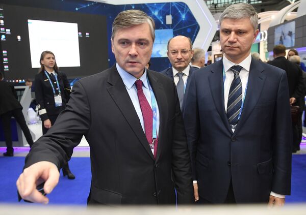 Вице-президент ОАО РЖД Анатолий Мещеряков (слева) и генеральный директор - председатель правления ОАО РЖД Олег Белозеров на Международной выставке Транспорт России в Гостином дворе в Москве Вице-президент ОАО РЖД Анатолий Мещеряков (слева) и генеральный директор - председатель правления ОАО РЖД Олег Белозеров на Международной выставке Транспорт России в Гостином дворе в Москве
