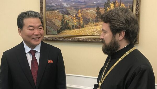 Глава отдела внешних церковных связей Московского патриархата митрополит Волоколамский Иларион в ходе своего визита в КНДР передал подарок лидеру страны Ким Чен Ыну. 26 ноября 2018 Глава отдела внешних церковных связей Московского патриархата митрополит Волоколамский Иларион в ходе своего визита в КНДР передал подарок лидеру страны Ким Чен Ыну. 26 ноября 2018