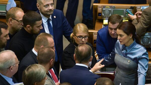 Лидер всеукраинского объединения Батькивщина Юлия Тимошенко и депутаты на заседании Верховной рады Украины. 26 ноября 2018 Лидер всеукраинского объединения Батькивщина Юлия Тимошенко и депутаты на заседании Верховной рады Украины. 26 ноября 2018