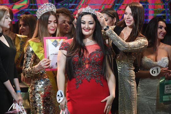 Эльвира Ишмуратова (в центре), награжденная в номинации Вторая вице-мисс, во время финалов всероссийских конкурсов красоты Топ модель России 2018 и Топ модель PLUS 2018 в Korston Club Hotel в Москве Эльвира Ишмуратова (в центре), награжденная в номинации Вторая вице-мисс, во время финалов всероссийских конкурсов красоты Топ модель России 2018 и Топ модель PLUS 2018 в Korston Club Hotel в Москве