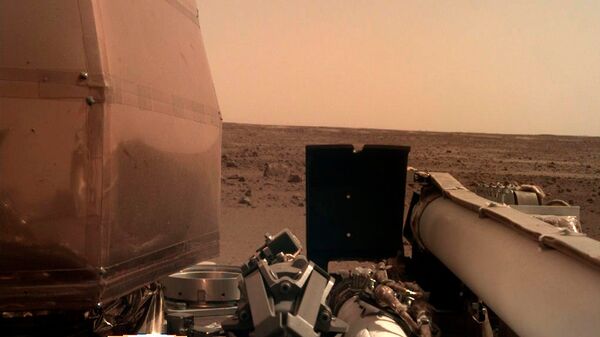 Фотография, сделанная камерой спускаемого модуля InSight после посадки на Марс. 26 ноября 2018 Фотография, сделанная камерой спускаемого модуля InSight после посадки на Марс. 26 ноября 2018