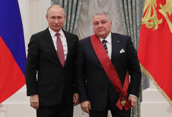Президент РФ Владимир Путин и президент Национального исследовательского центра Курчатовский институт Михаил Ковальчук, награжденный орденом За заслуги перед Отечеством I степени, на церемонии награждения в Екатерининском зале Кремля Президент РФ Владимир Путин и президент Национального исследовательского центра Курчатовский институт Михаил Ковальчук, награжденный орденом За заслуги перед Отечеством I степени, на церемонии награждения в Екатерининском зале Кремля
