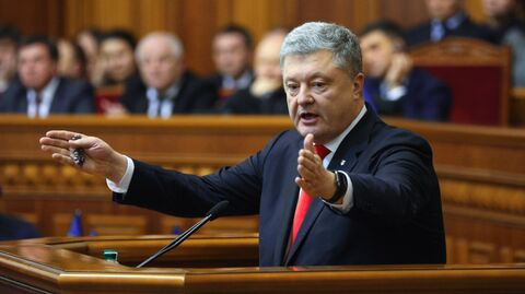 Президент Украины Петр Порошенко выступает на заседании Верховной рады Украины, где рассматривается решение о введении военного положения в стране. 26 ноября 2018 Президент Украины Петр Порошенко выступает на заседании Верховной рады Украины, где рассматривается решение о введении военного положения в стране. 26 ноября 2018