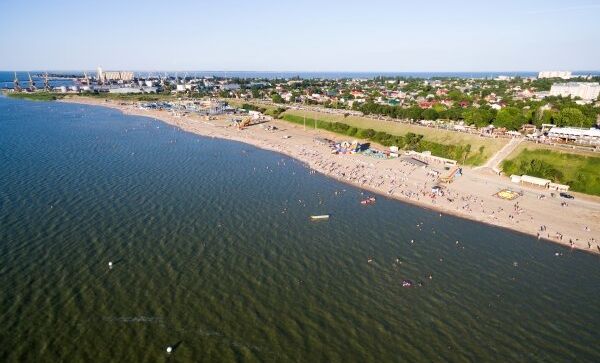 Город Ейск и пляжи на Ейской косе на Азовском море Город Ейск и пляжи на Ейской косе на Азовском море