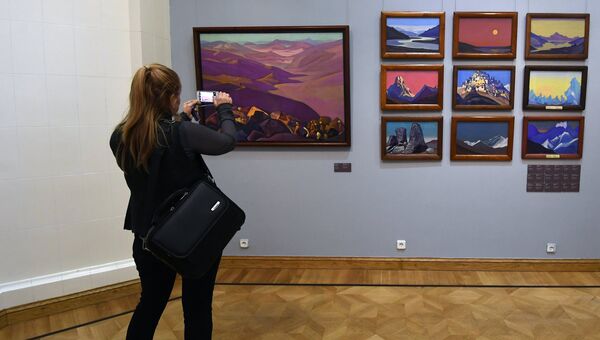 Посетительница на открытии выставки Николай Рерих. Восхождение в Музее Рерихов в Москве Посетительница на открытии выставки Николай Рерих. Восхождение в Музее Рерихов в Москве