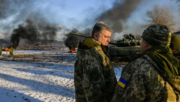 Президент Украины Петр Порошенко во время военных учений в Черниговской области Президент Украины Петр Порошенко во время военных учений в Черниговской области