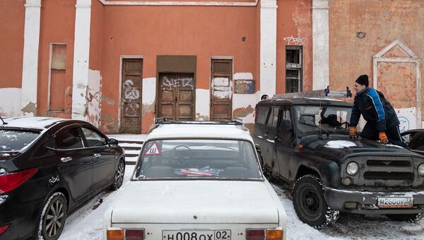 Автомобили перед зданием в городе Звенигород Автомобили перед зданием в городе Звенигород