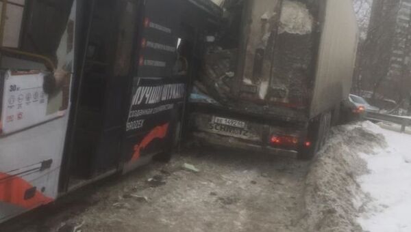 ДТП с фурой и автобусом в Екатеринбурге ДТП с фурой и автобусом в Екатеринбурге