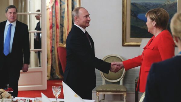 Президент РФ Владимир Путин и канцлер Федеративной Республики Германии Ангела Меркель во время встречи на полях саммита Группы двадцати G20 в Буэнос-Айресе Президент РФ Владимир Путин и канцлер Федеративной Республики Германии Ангела Меркель во время встречи на полях саммита Группы двадцати G20 в Буэнос-Айресе