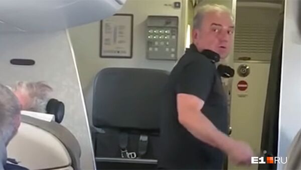 Лидер рок-группы Чайф Владимир Шахрин на борту рейса Новосибирск — Екатеринбург Лидер рок-группы Чайф Владимир Шахрин на борту рейса Новосибирск — Екатеринбург