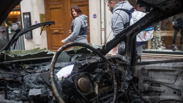 Сгоревший автомобиль в центре Парижа в ходе акции протеста желтых жилетов. 2 декабря 2018 Сгоревший автомобиль в центре Парижа в ходе акции протеста желтых жилетов. 2 декабря 2018