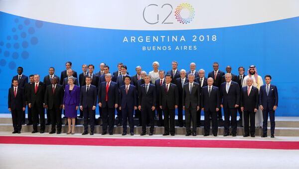 Президент РФ Владимир Путин на церемонии совместного фотографирования глав делегаций государств-участников Группы двадцати G20, приглашенных государств и международных организаций. 30 ноября 2018 Президент РФ Владимир Путин на церемонии совместного фотографирования глав делегаций государств-участников Группы двадцати G20, приглашенных государств и международных организаций. 30 ноября 2018