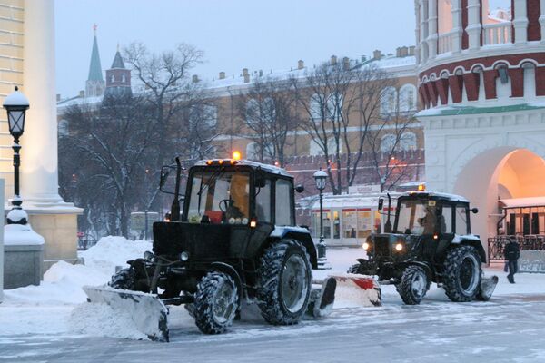 Уборка снега в районе Александровского сада Уборка снега в районе Александровского сада