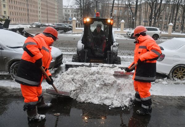 Коммунальные службы Москвы ликвидируют последствия сильного снегопада Коммунальные службы Москвы ликвидируют последствия сильного снегопада