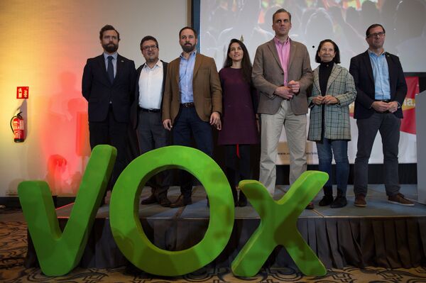 Члены партии Vox после пресс-конференции в Севилье Члены партии Vox после пресс-конференции в Севилье