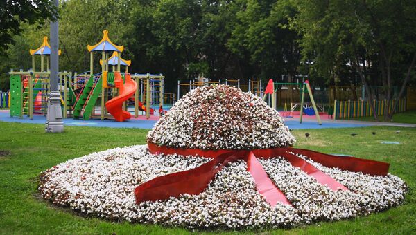 Цветочная клумба в форме шляпы в одном из дворов района Нагатинский затон в Москве Цветочная клумба в форме шляпы в одном из дворов района Нагатинский затон в Москве