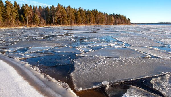Льдины у берега Онежского озера в Карелии Льдины у берега Онежского озера в Карелии