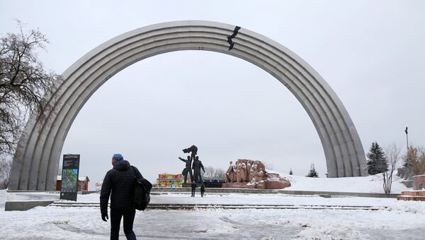 Изображение трещины, наклеенное неизвестными активистами из-за конфликта между Россией и Украиной, на Арке дружбы народов в Киеве Изображение трещины, наклеенное неизвестными активистами из-за конфликта между Россией и Украиной, на Арке дружбы народов в Киеве