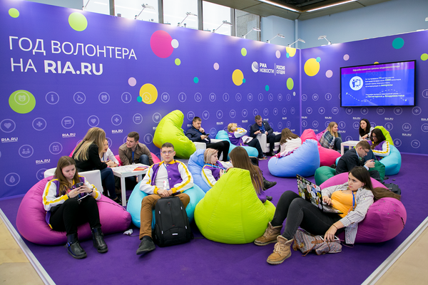 Стенд проекта Год волонтера МИА Россия сегодня привлек большое количество людей Стенд проекта Год волонтера МИА Россия сегодня привлек большое количество людей