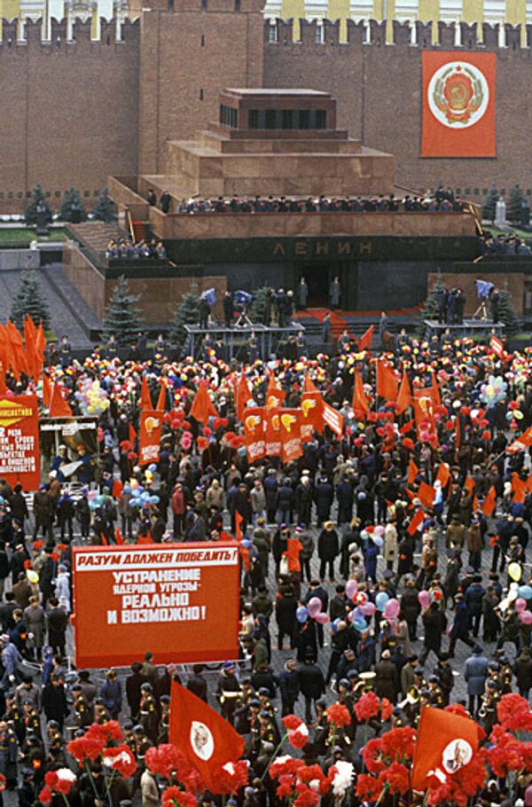 Демонстрация на Красной площади 7 ноября 1986 г Демонстрация на Красной площади 7 ноября 1986 г