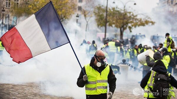 Желтые жилеты – вестники разлуки. Макрон тушит огонь протеста бензином Желтые жилеты – вестники разлуки. Макрон тушит огонь протеста бензином