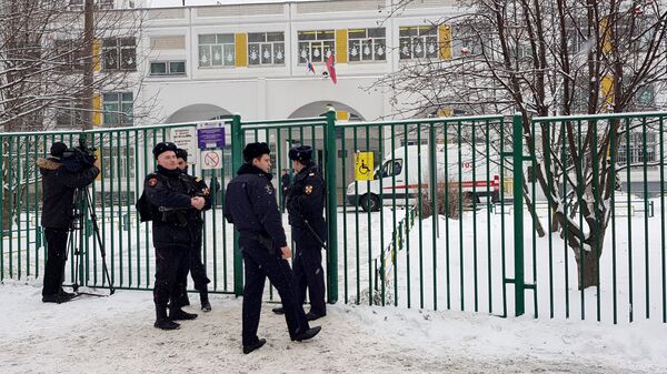 Полицейские у входа на территорию школы №1359 в Москве Полицейские у входа на территорию школы №1359 в Москве