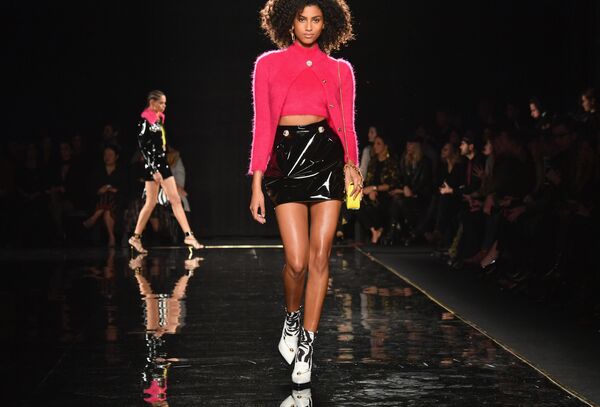 Модель на показе Versace Pre-Fall 2019 в Нью-Йорке Модель на показе Versace Pre-Fall 2019 в Нью-Йорке