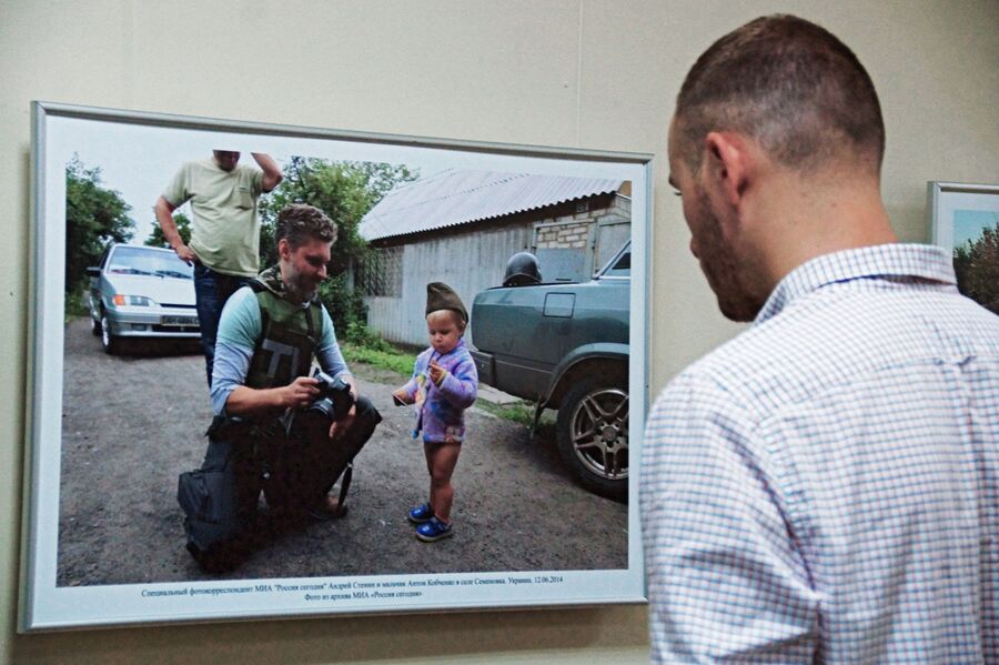 Посетитель у фотографии, на которой изображен фотокорреспондент МИА Россия сегодня Андрей Стенин и мальчик Антон Кобченко в селе Семеновка, на выставке работ фотокорреспондента Андрея Стенина в Луганской галерее искусств Посетитель у фотографии, на которой изображен фотокорреспондент МИА Россия сегодня Андрей Стенин и мальчик Антон Кобченко в селе Семеновка, на выставке работ фотокорреспондента Андрея Стенина в Луганской галерее искусств