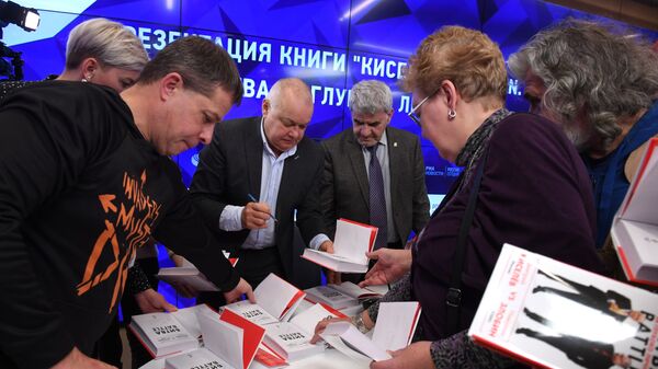Генеральный директор МИА «Россия сегодня» Дмитрий Киселев во время автограф-сессии на презентации книги Киселев vs Zlobin. Битва за глубоко личное. 10 декабря 2018 Генеральный директор МИА «Россия сегодня» Дмитрий Киселев во время автограф-сессии на презентации книги Киселев vs Zlobin. Битва за глубоко личное. 10 декабря 2018