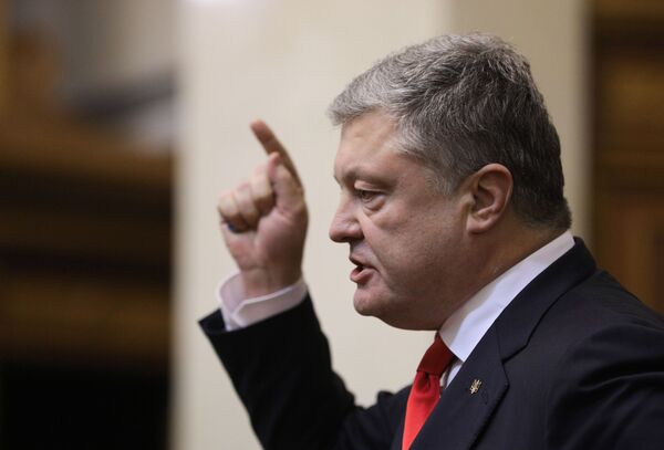Президент Украины Петр Порошенко выступает на заседании Верховной рады Украины, где рассматривается вопрос о введении военного положения в стране. 26 ноября 2018 Президент Украины Петр Порошенко выступает на заседании Верховной рады Украины, где рассматривается вопрос о введении военного положения в стране. 26 ноября 2018