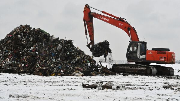 Экскаватор на полигоне твердых бытовых отходов Кучино в Балашихе Московской области, где проводится рекультивация полигона Экскаватор на полигоне твердых бытовых отходов Кучино в Балашихе Московской области, где проводится рекультивация полигона