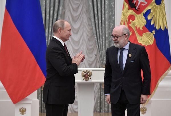 Президент РФ Владимир Путин и лауреат премии за достижения в благотворительной деятельности, руководитель фонда помощи тяжело больным детям, сиротам и инвалидам Русфонд Лев Амбиндер. 12 декабря 2018 Президент РФ Владимир Путин и лауреат премии за достижения в благотворительной деятельности, руководитель фонда помощи тяжело больным детям, сиротам и инвалидам Русфонд Лев Амбиндер. 12 декабря 2018