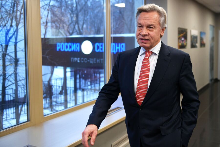 Алексей Пушков перед началом пресс-конференции в Международном мультимедийном пресс-центре МИА Россия сегодня Алексей Пушков перед началом пресс-конференции в Международном мультимедийном пресс-центре МИА Россия сегодня
