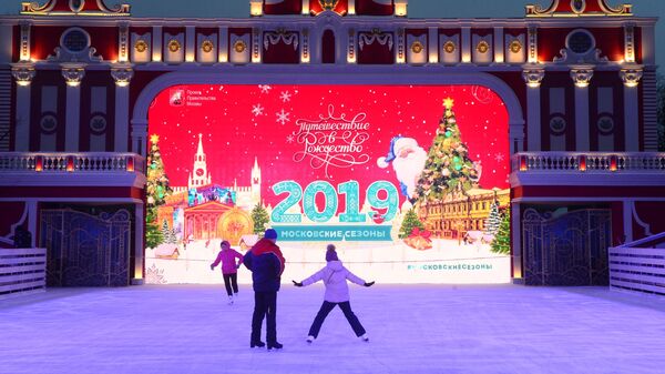 Посетители на фестивале Путешествие в Рождество в Москве. 14 декабря 2019 Посетители на фестивале Путешествие в Рождество в Москве. 14 декабря 2019