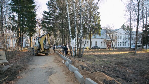 Ремонтные работы на территории больницы в городе Струнино Владимирской области. Архивное фото Ремонтные работы на территории больницы в городе Струнино Владимирской области. Архивное фото