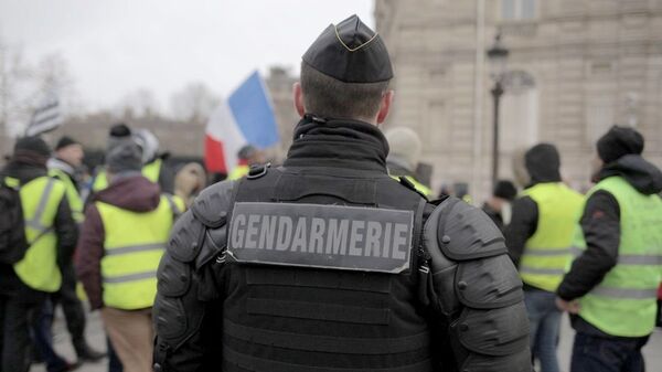 Сотрудник полиции во время акции протеста движения автомобилистов желтые жилеты в районе Триумфальной арки в Париже. 15 декабря 2018 Сотрудник полиции во время акции протеста движения автомобилистов желтые жилеты в районе Триумфальной арки в Париже. 15 декабря 2018