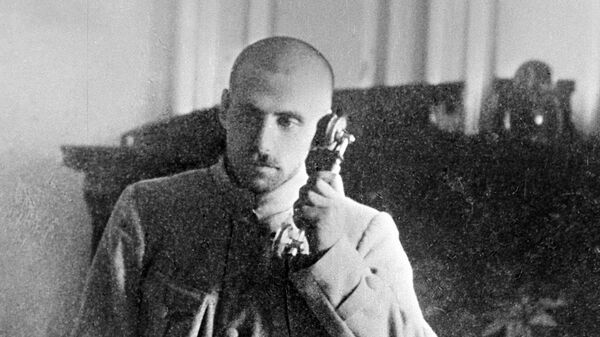Василий Константинович Блюхер разговаривает по телефону в рабочем кабинете, 1924 Василий Константинович Блюхер разговаривает по телефону в рабочем кабинете, 1924