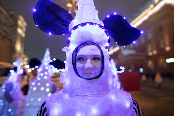 Участник фестиваля Путешествие в Рождество на площади Революции в Москве Участник фестиваля Путешествие в Рождество на площади Революции в Москве