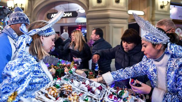 Продавцы елочных игрушек в торговом центре ГУМ в Москве Продавцы елочных игрушек в торговом центре ГУМ в Москве