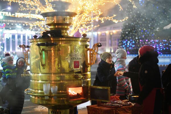 Огромный тульский самовар, установленный на площади Ленина рядом с Успенским собором в Туле