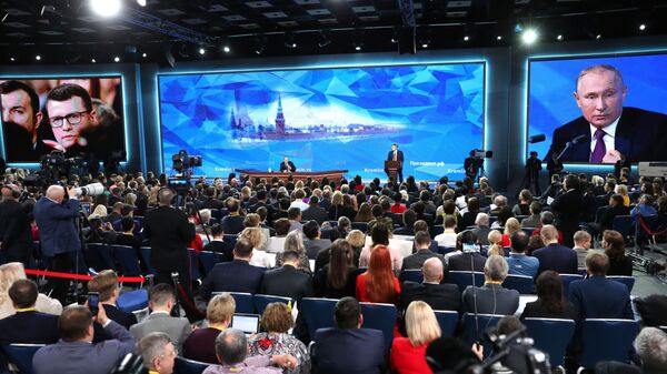 Президент РФ Владимир Путин во время ежегодной большой пресс-конференции Президент РФ Владимир Путин во время ежегодной большой пресс-конференции