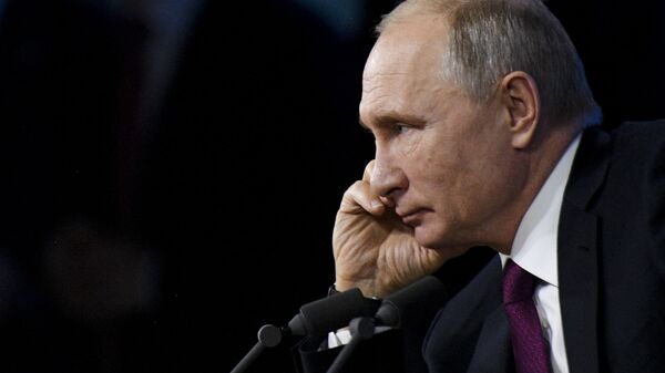 Президент РФ Владимир Путин во время ежегодной большой пресс-конференции Президент РФ Владимир Путин во время ежегодной большой пресс-конференции