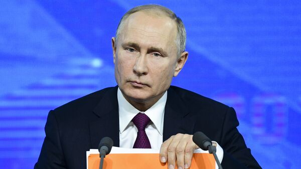 Президент РФ Владимир Путин во время ежегодной большой пресс-конференции Президент РФ Владимир Путин во время ежегодной большой пресс-конференции