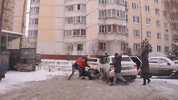 В Люберцах драка местных жителей с автомобилистами попала на видео В Люберцах драка местных жителей с автомобилистами попала на видео