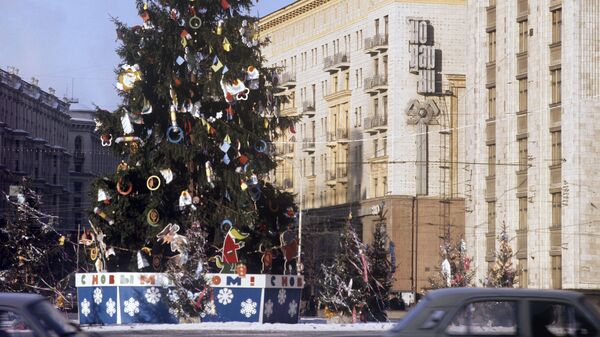 Новогодняя елка на площади 50-летия Октября (ныне Манежная площадь) Новогодняя елка на площади 50-летия Октября (ныне Манежная площадь)